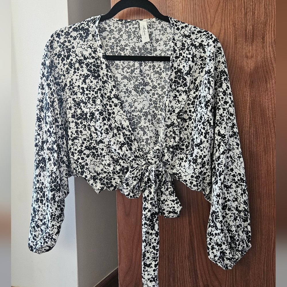 Mahina black and white floral print. Long sleeves. Tie front design. Size Small